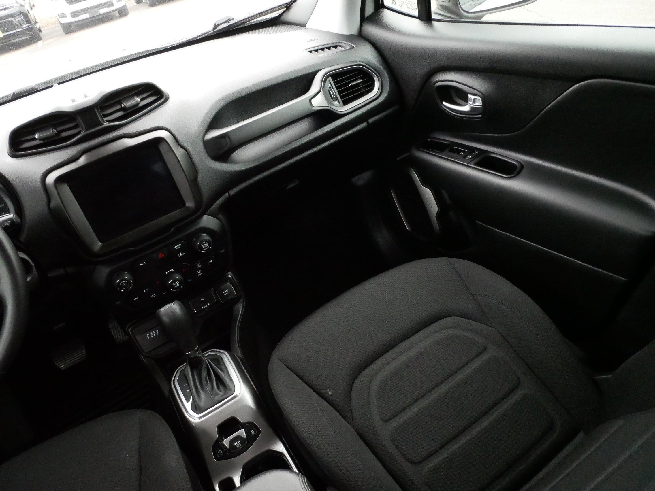 Used 2022 Jeep Renegade Latitude image 11