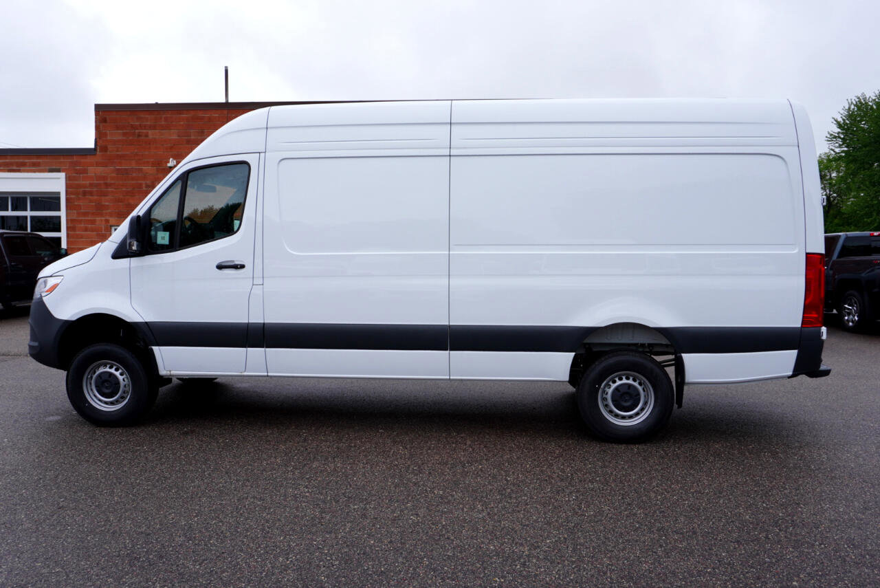 Used 2025 Mercedes-Benz Sprinter 2500 image 2