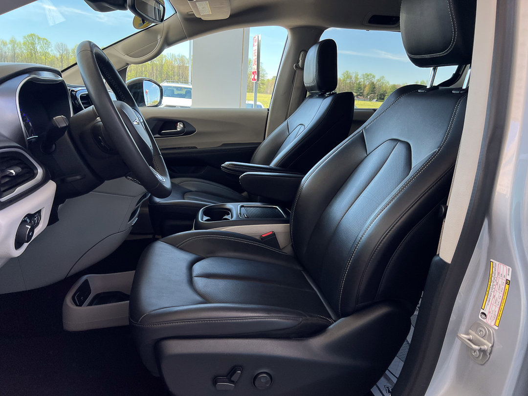 Used 2024 Chrysler Pacifica Touring-L image 19