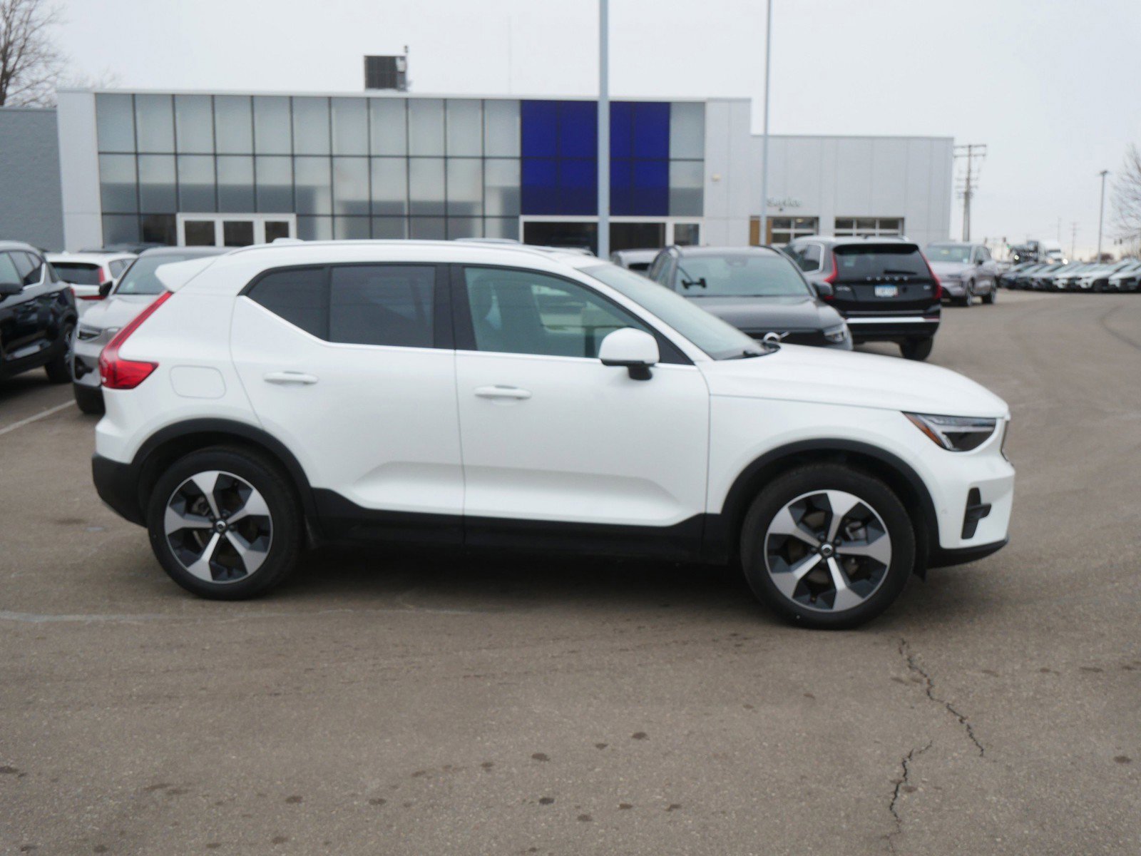 Certified 2025 Volvo XC40 B5 Plus image 8