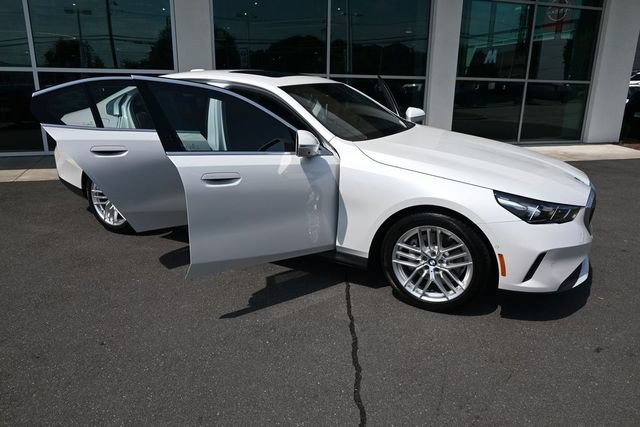 Used 2025 BMW 530i w/ Premium Package RWD image 34