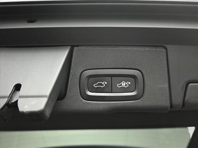 Used 2018 Volvo XC60 T5 Momentum w/ Convenience Package image 24