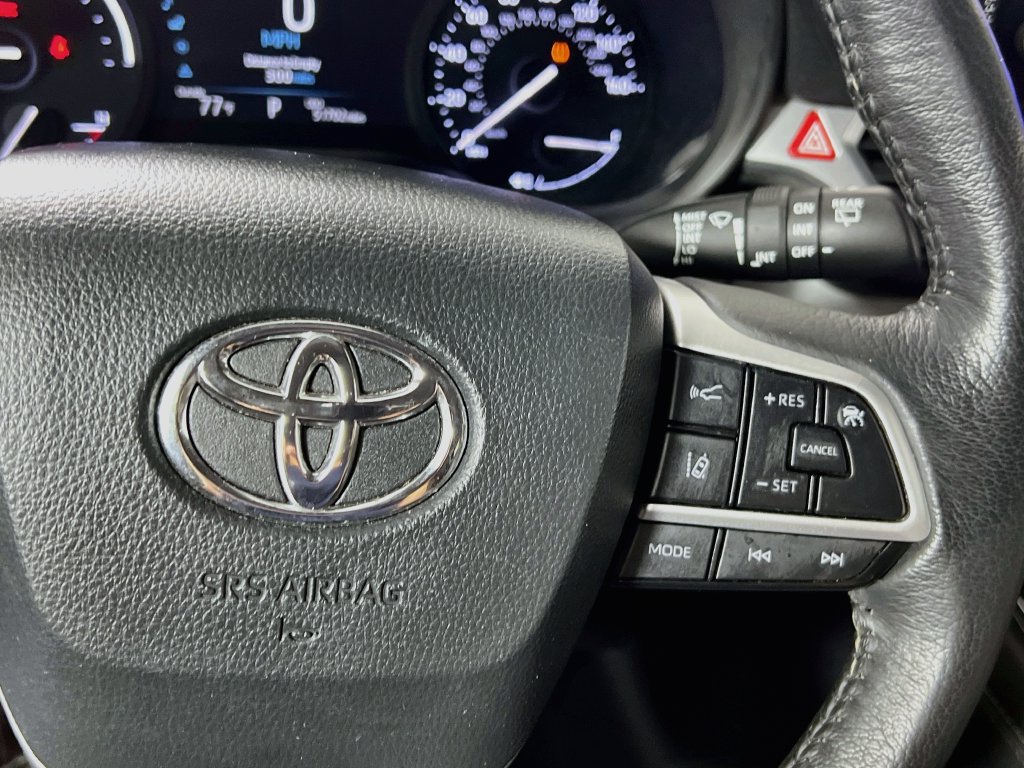 Used 2025 Toyota Sienna XLE FWD image 17