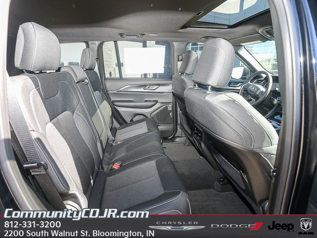 New 2025 Jeep Grand Cherokee Laredo X w/ Luxury Tech Group I AWD/4WD image 21