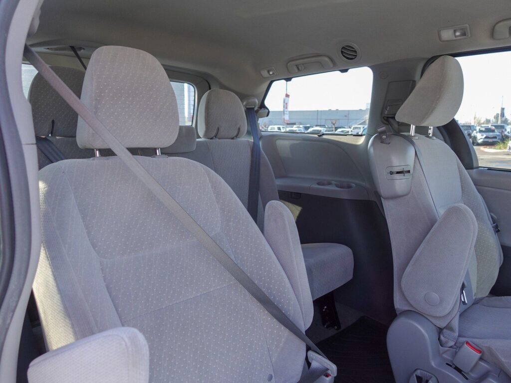 Certified 2018 Toyota Sienna LE image 13