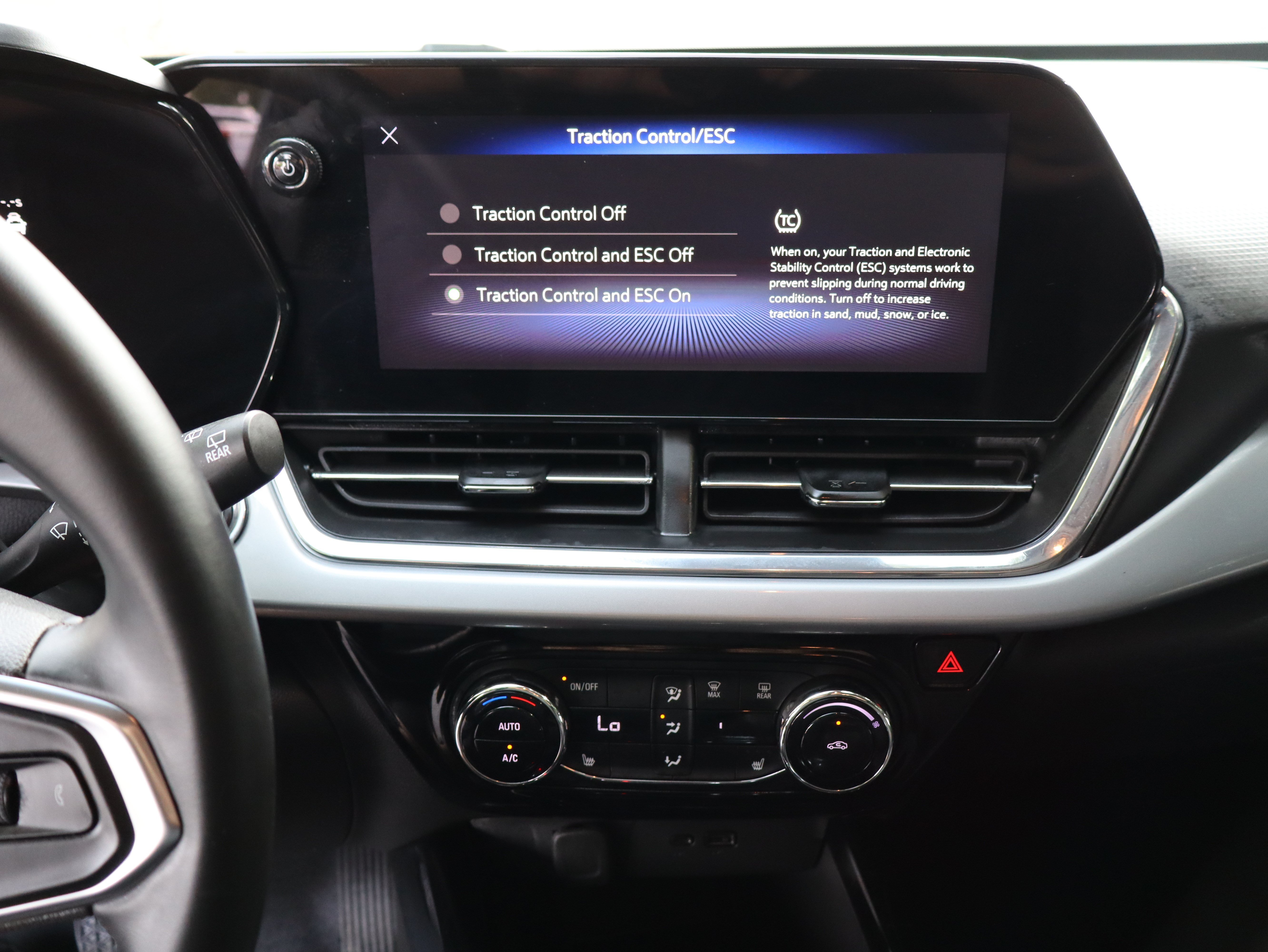 Used 2025 Chevrolet Trax LT w/ Driver Confidence Package FWD image 30