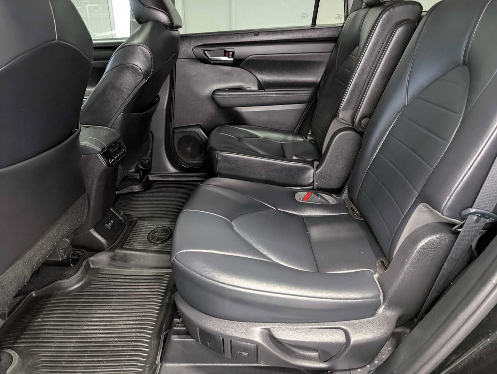 Used 2021 Toyota Highlander XLE AWD/4WD image 23
