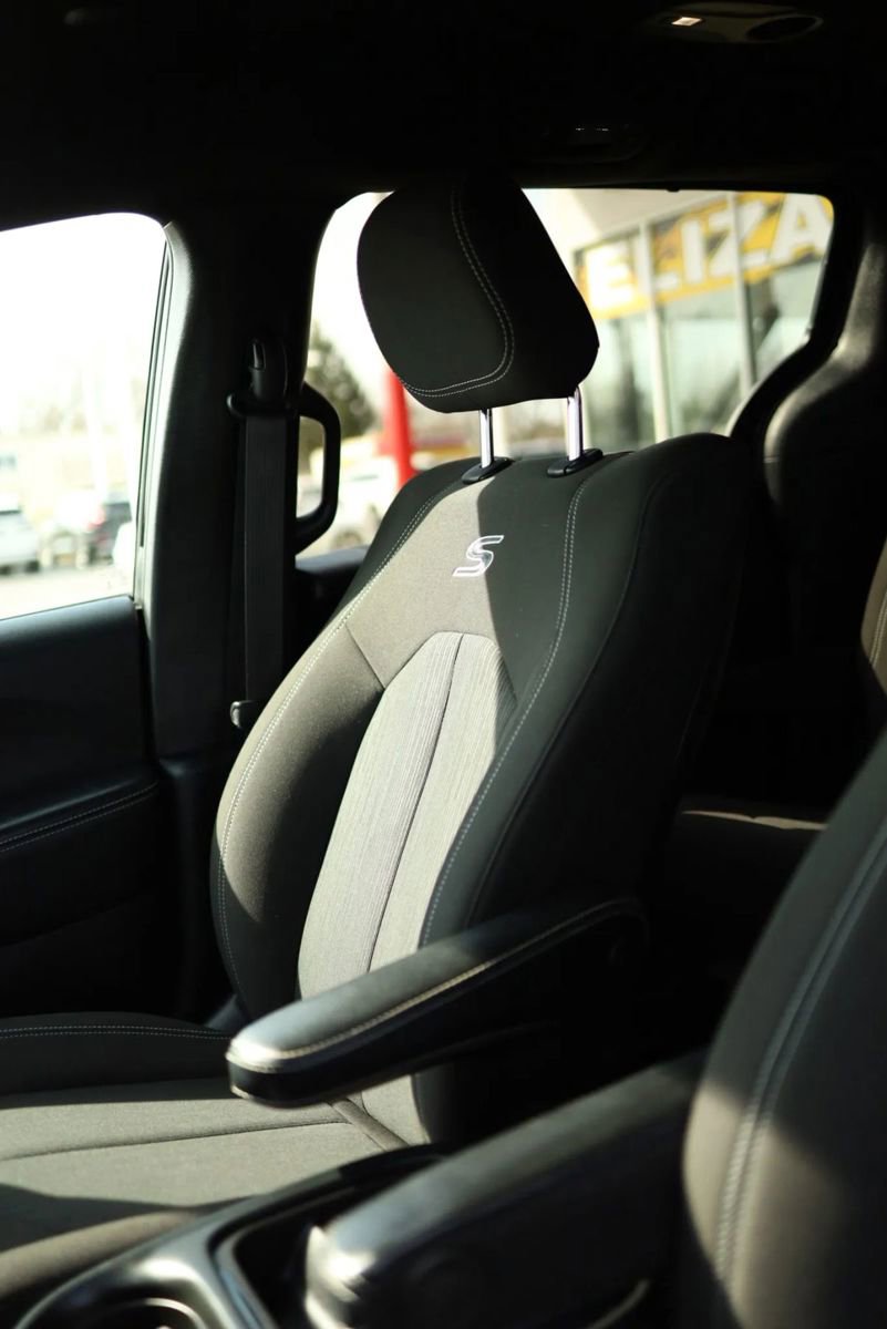 Used 2021 Chrysler Pacifica Touring w/ Uconnect Theater Family Group image 18