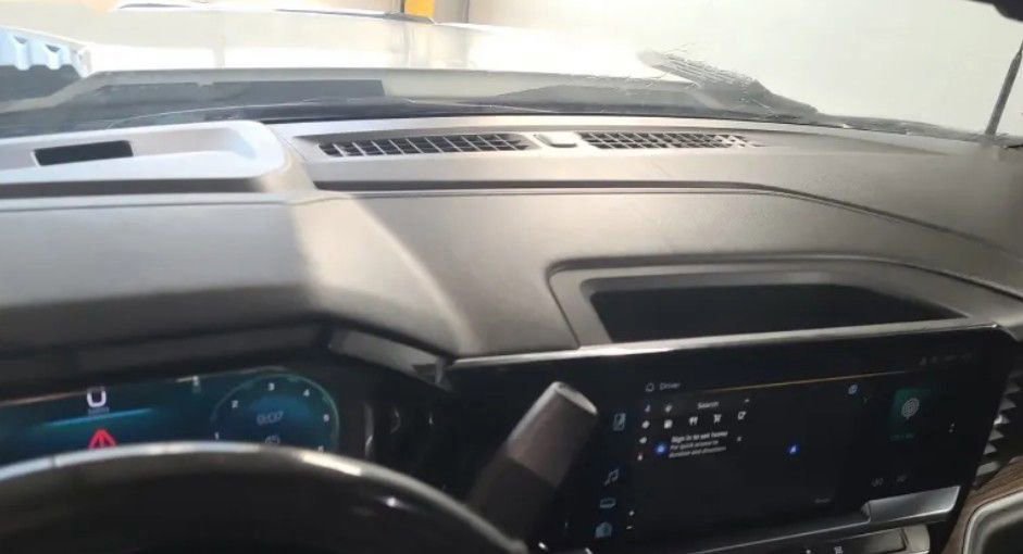 Used 2024 Chevrolet Silverado 3500 LT w/ Convenience Package AWD/4WD image 2