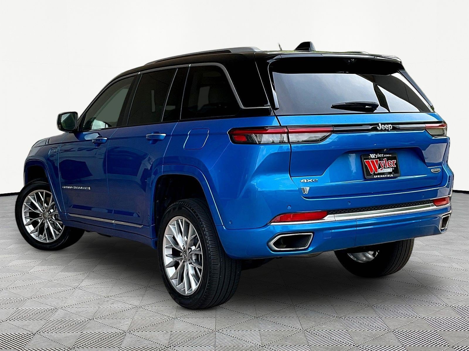 Used 2022 Jeep Grand Cherokee Summit w/ Advanced Protech Group IV AWD/4WD image 4