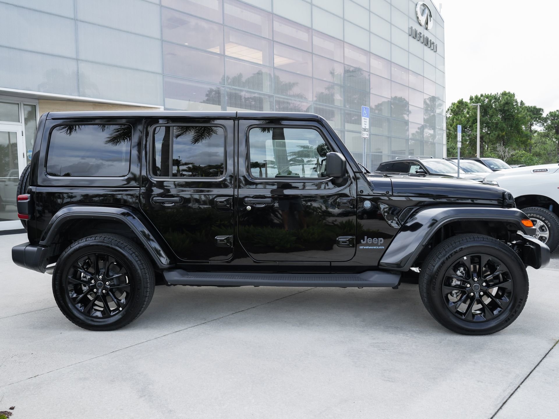 Used 2025 Jeep Wrangler Unlimited Sahara AWD/4WD image 26