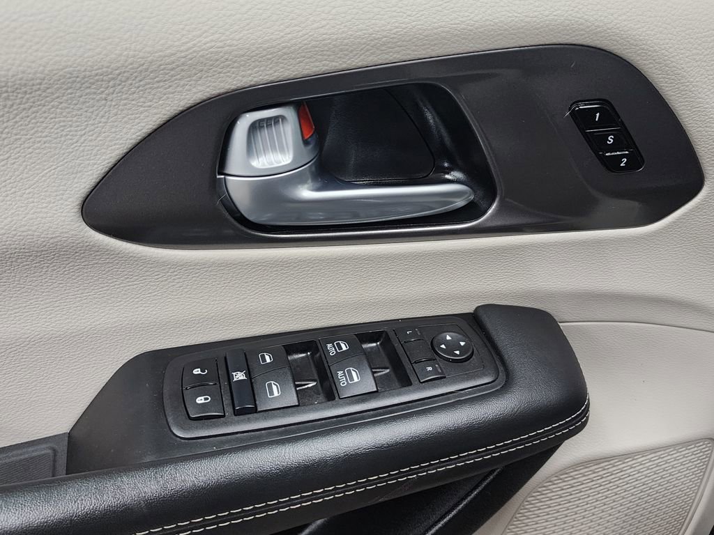 Used 2024 Chrysler Pacifica Touring-L FWD image 10