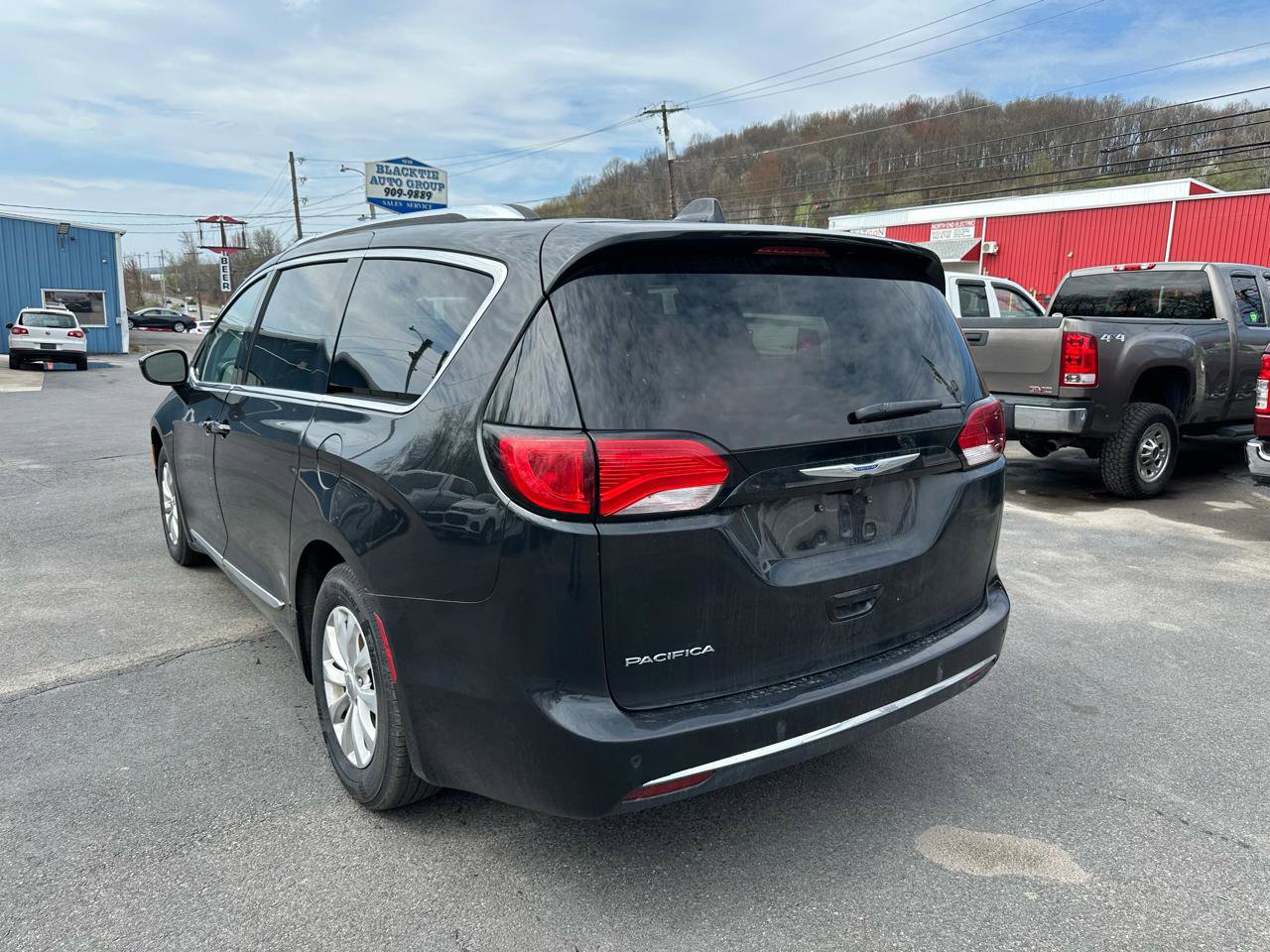 Used 2018 Chrysler Pacifica Touring-L image 7