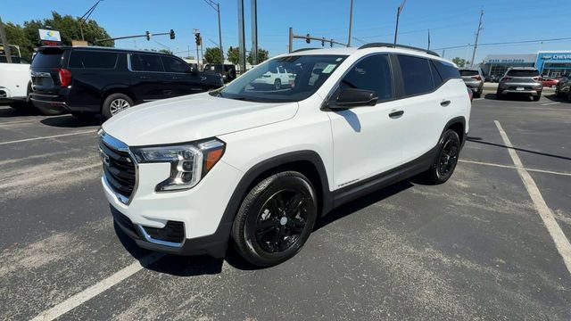 Used 2023 GMC Terrain SLE w/ Driver Convenience Package FWD image 4
