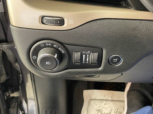 Used 2017 Jeep Cherokee Latitude w/ Comfort/Convenience Group image 16