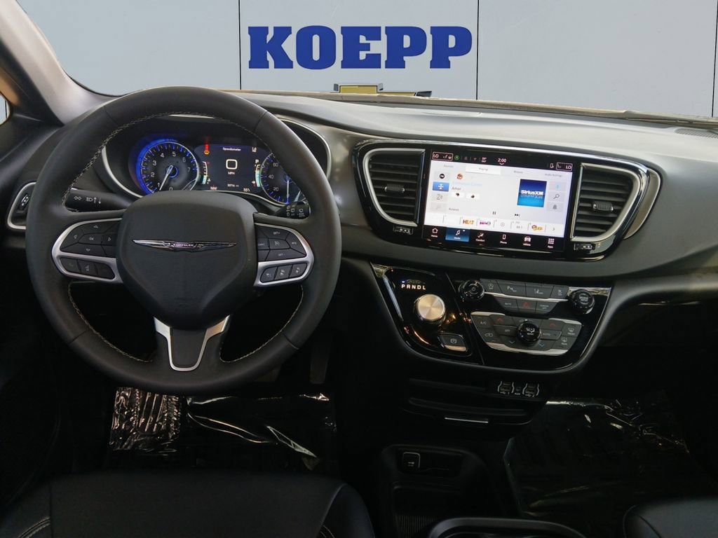 Used 2025 Chrysler Pacifica Select FWD image 12