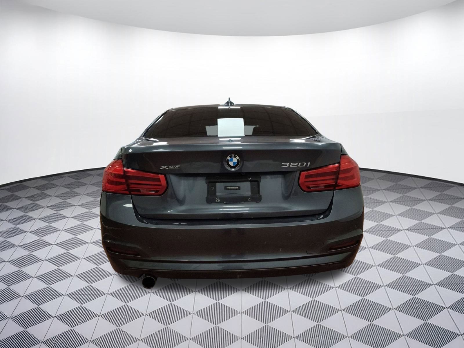 Used 2017 BMW 320i xDrive Sedan image 9