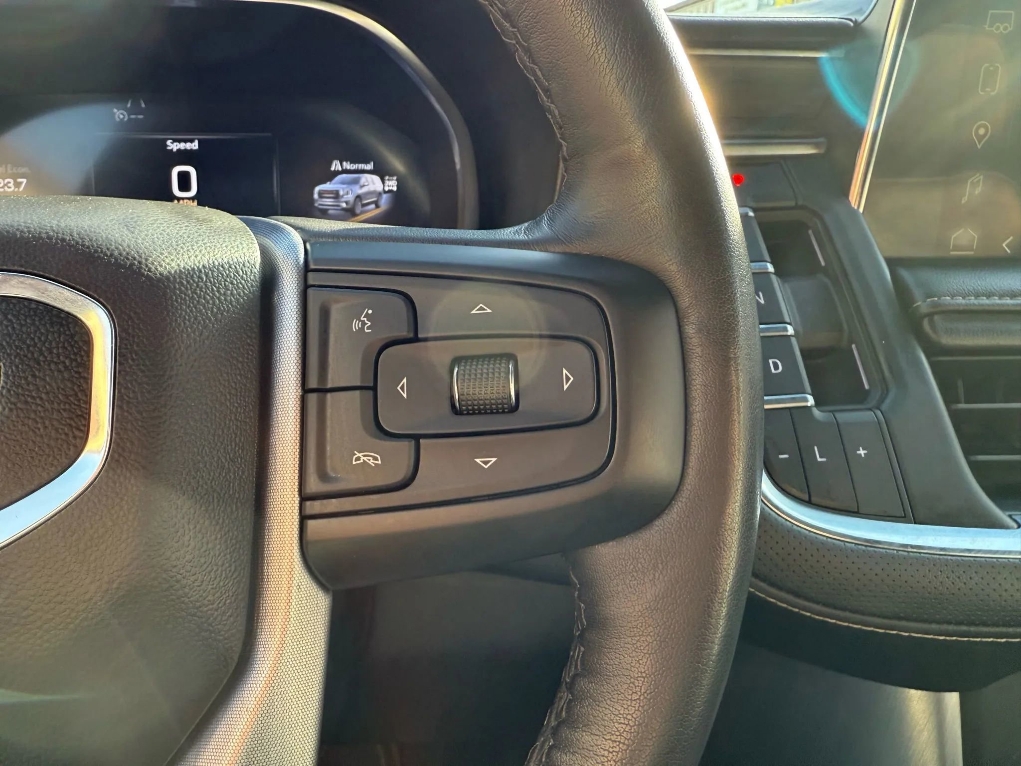 Used 2022 GMC Yukon XL SLT w/ SLT Luxury Package image 23