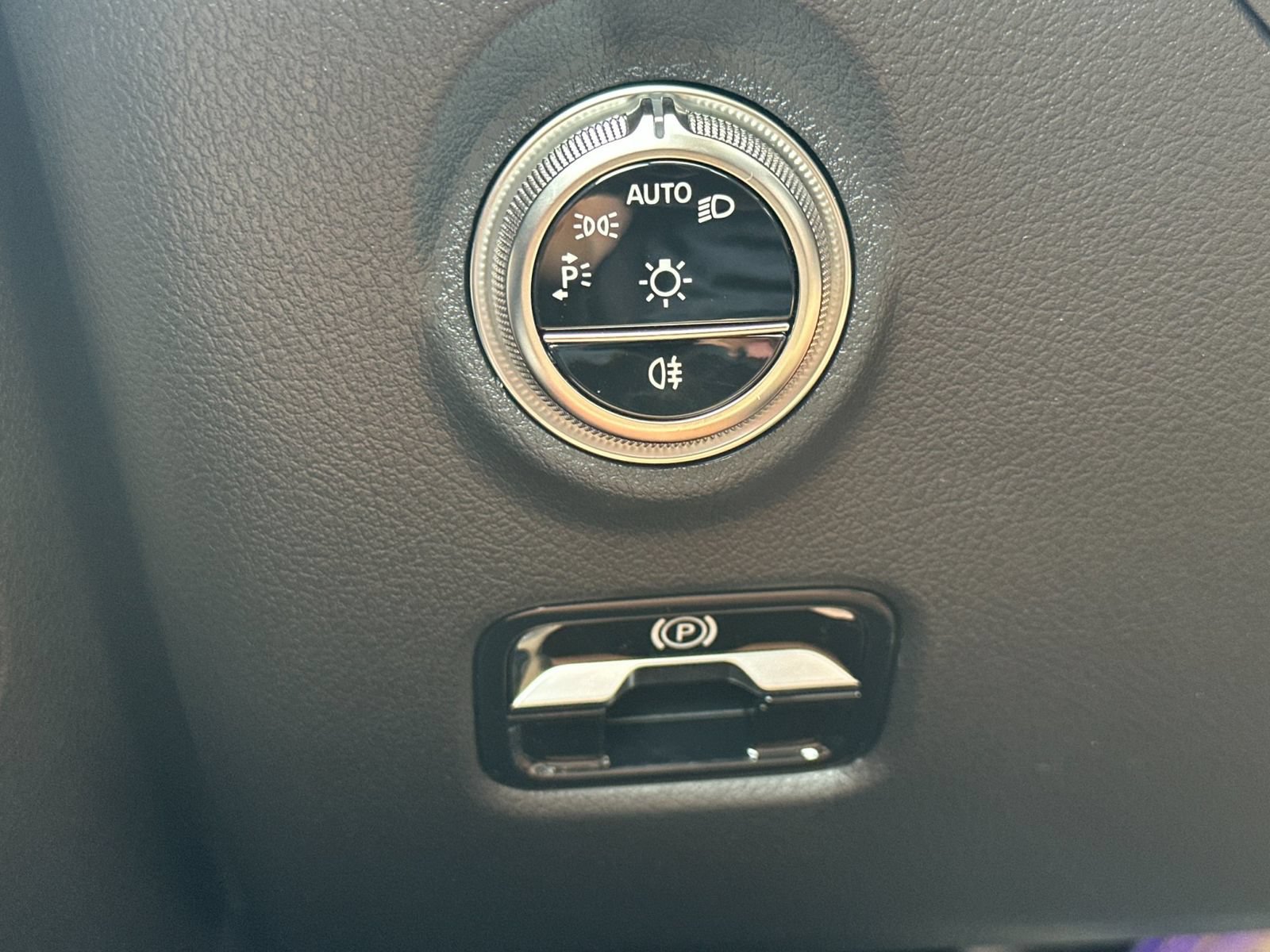Used 2025 Mercedes-Benz C 300 4MATIC Sedan image 31