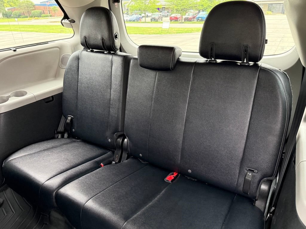 Used 2020 Toyota Sienna SE Premium w/ Nightshade Edition FWD image 20