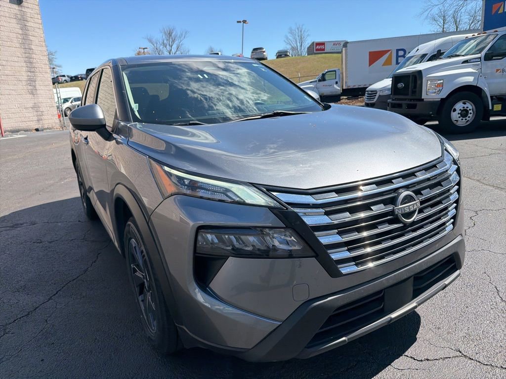 Used 2024 Nissan Rogue SV image 3