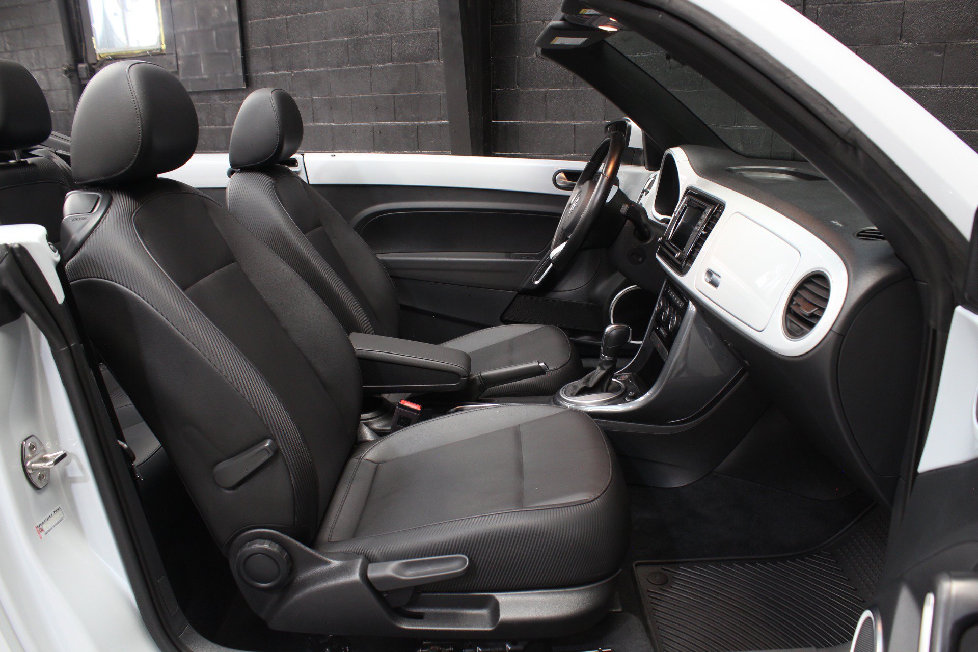 Used 2018 Volkswagen Beetle 2.0T SE FWD image 42