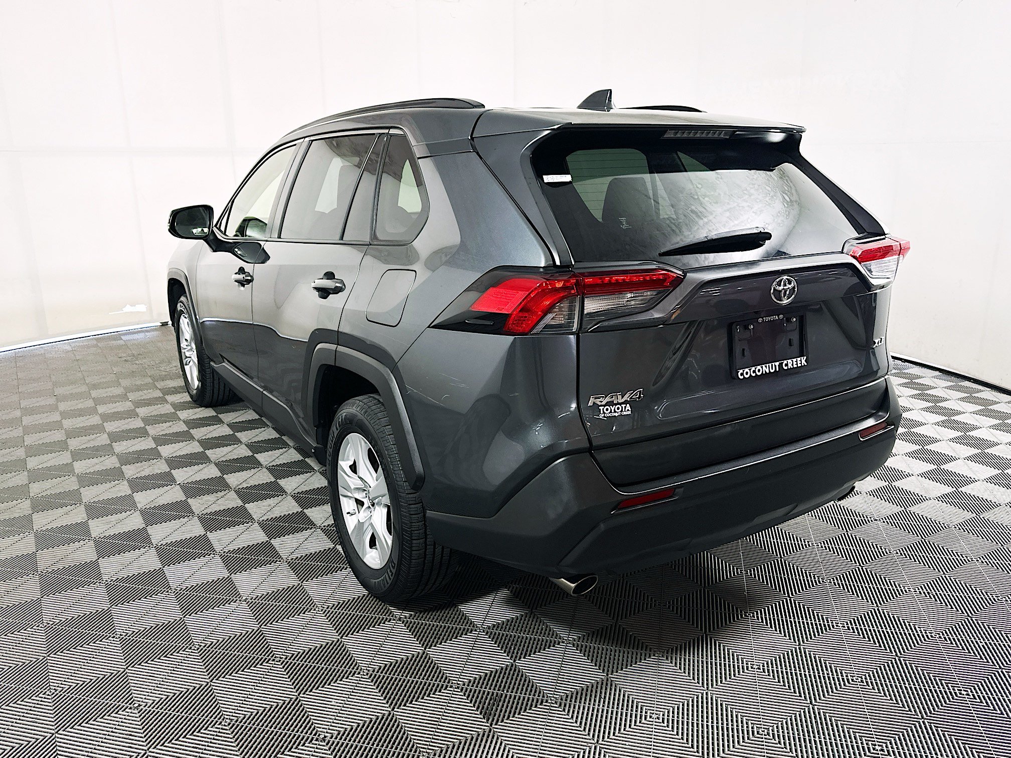 Used 2019 Toyota RAV4 XLE w/ Convenience Package FWD image 5