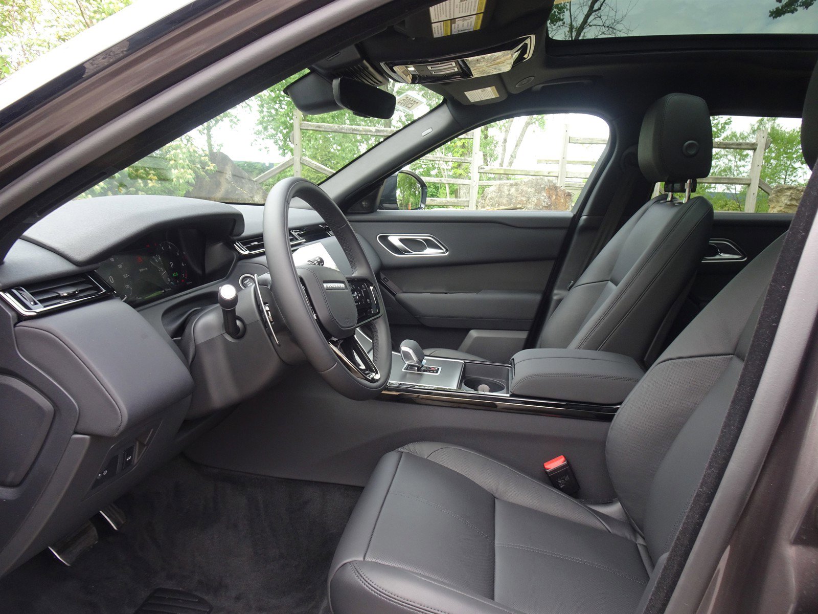 New 2025 Land Rover Range Rover Velar Dynamic SE image 2