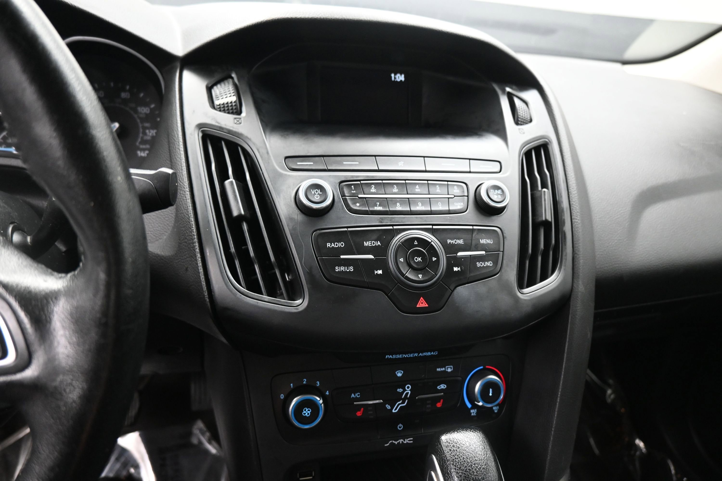Used 2018 Ford Focus SE w/ Cold Weather Package FWD image 15