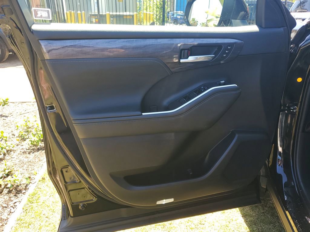 Used 2023 Toyota Highlander Limited w/ Protection Package #3 (TMS) image 24