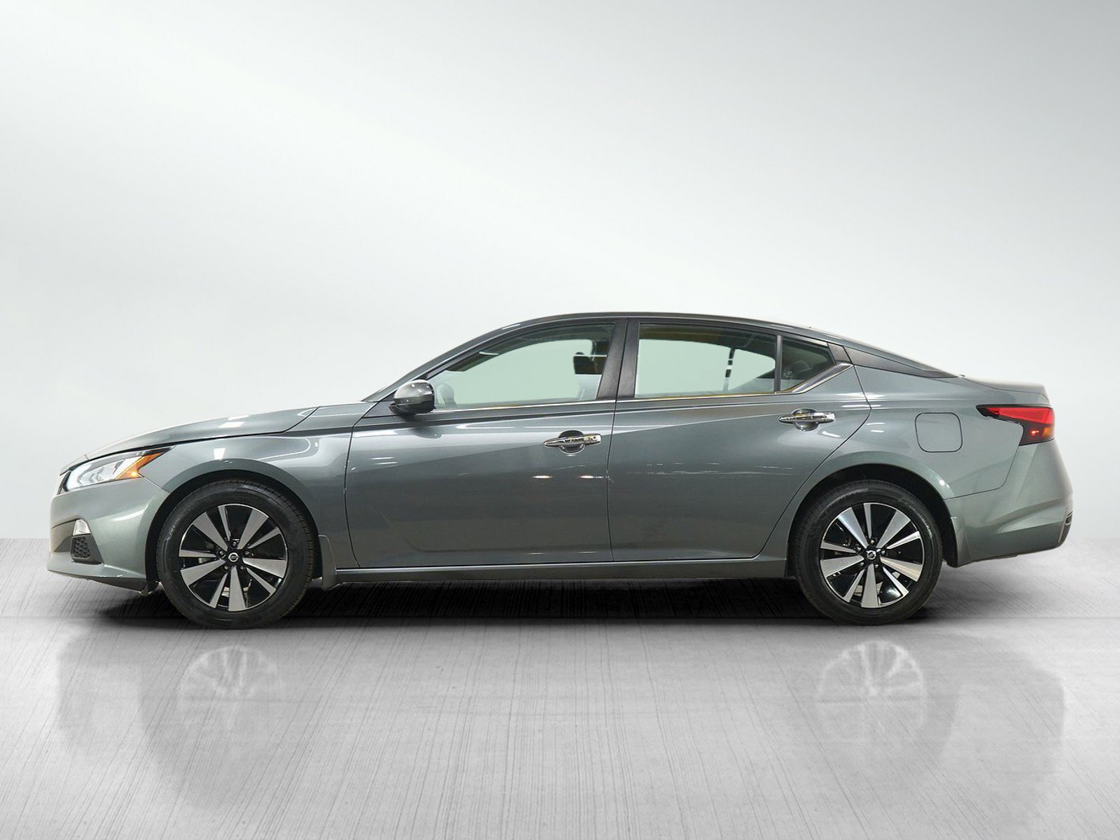 Used 2021 Nissan Altima 2.5 SV image 2