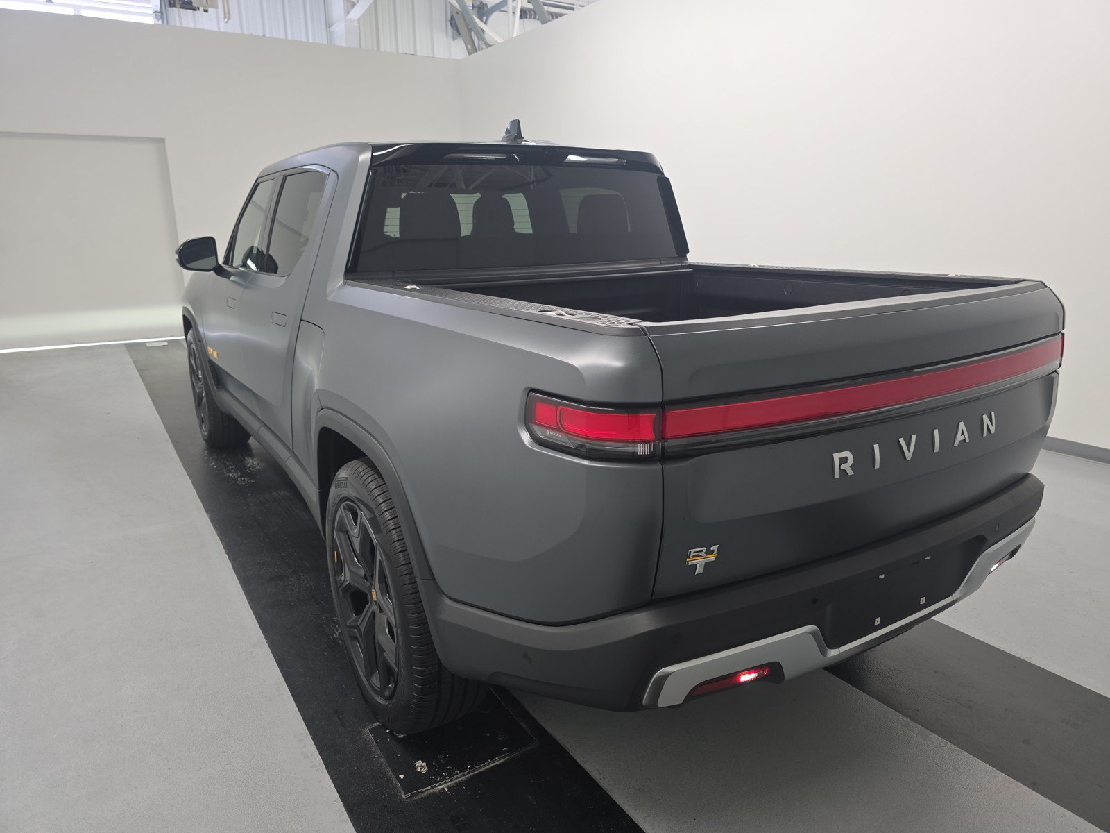 Used 2024 Rivian R1T Adventure AWD/4WD image 3
