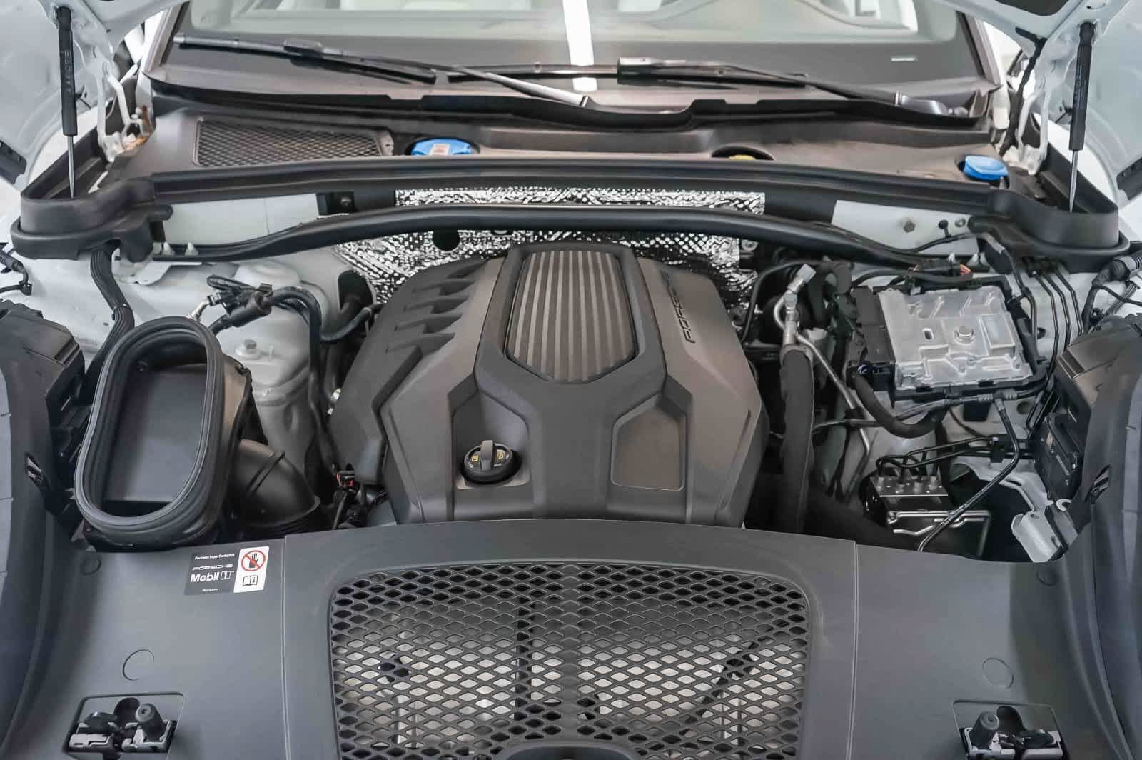 Certified 2026 Porsche Macan AWD/4WD image 33