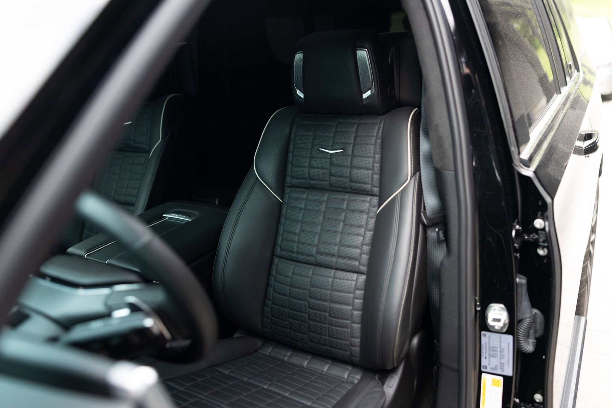 Used 2025 Cadillac Escalade ESV V AWD/4WD image 2