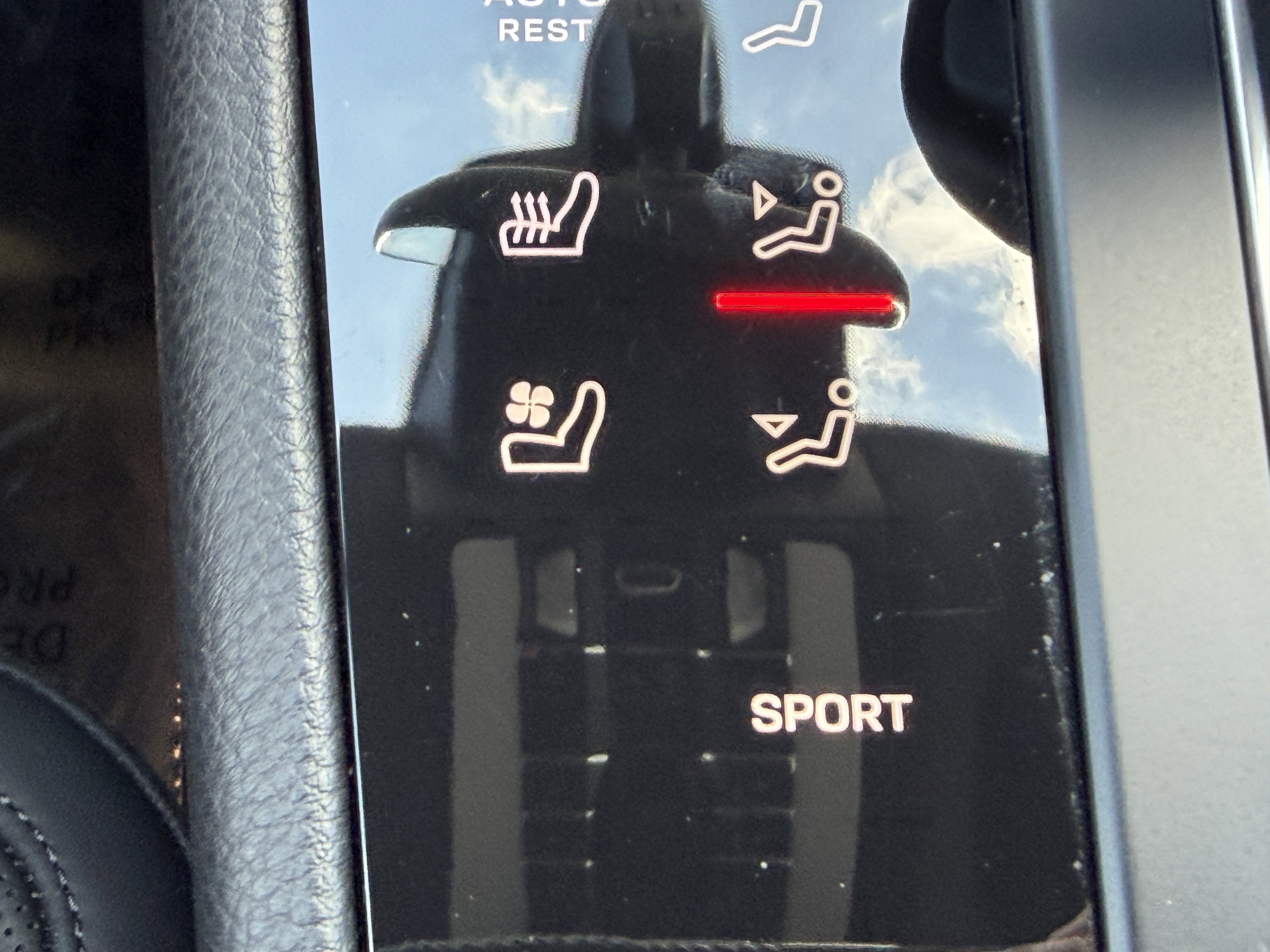 Certified 2024 Porsche Macan AWD/4WD image 30