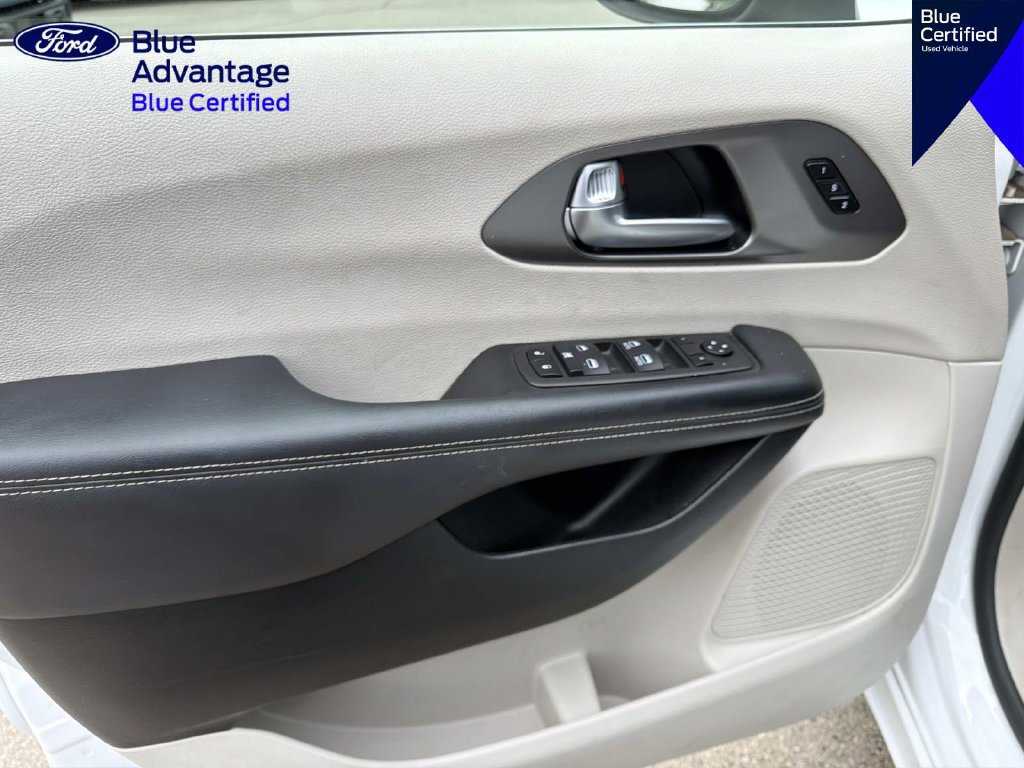 Used 2023 Chrysler Pacifica Touring-L FWD image 17
