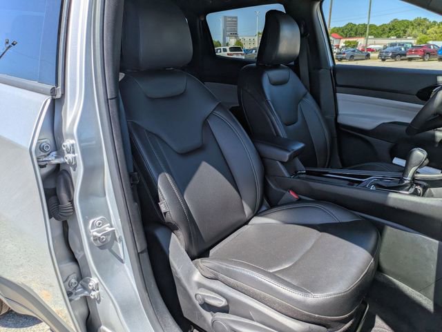 Used 2025 Jeep Compass Limited image 31