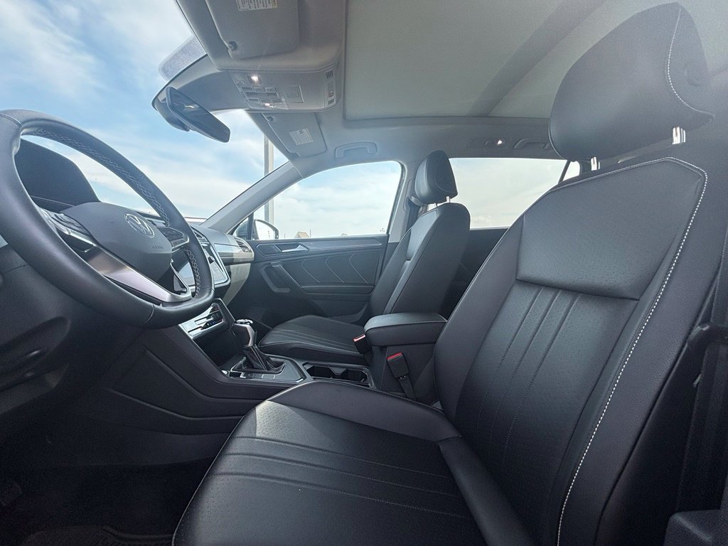 Used 2023 Volkswagen Tiguan SE w/ Panoramic Sunroof Package FWD image 30