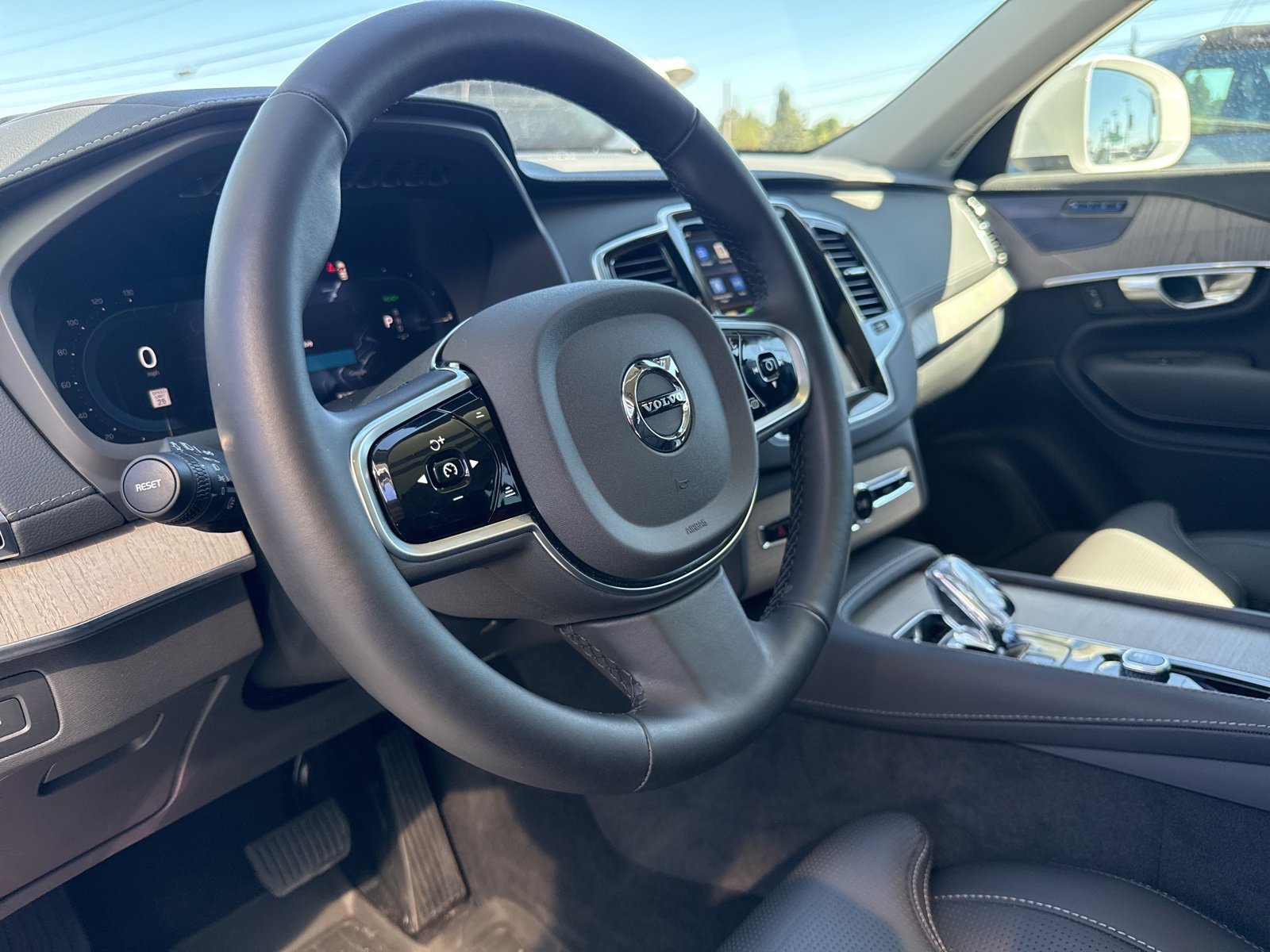 Used 2025 Volvo XC90 T8 Ultra w/ Protection Package Premier image 23