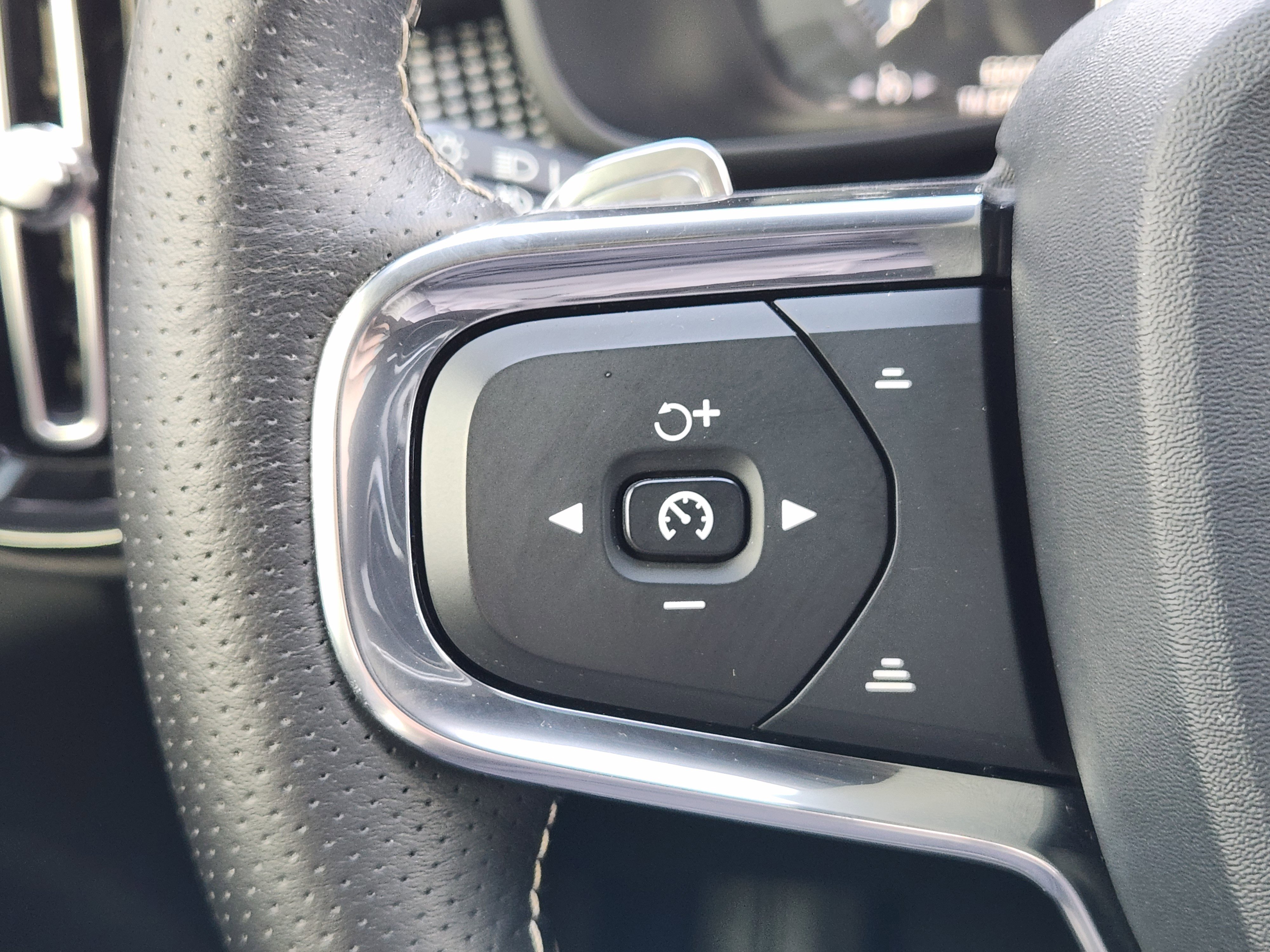 Used 2020 Volvo XC40 T5 R-Design w/ Protection Package Premier image 30