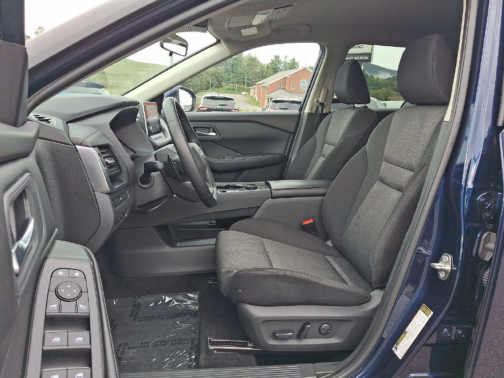 Used 2025 Nissan Rogue SV AWD/4WD image 13