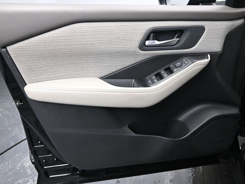 Used 2023 Nissan Rogue SV image 27