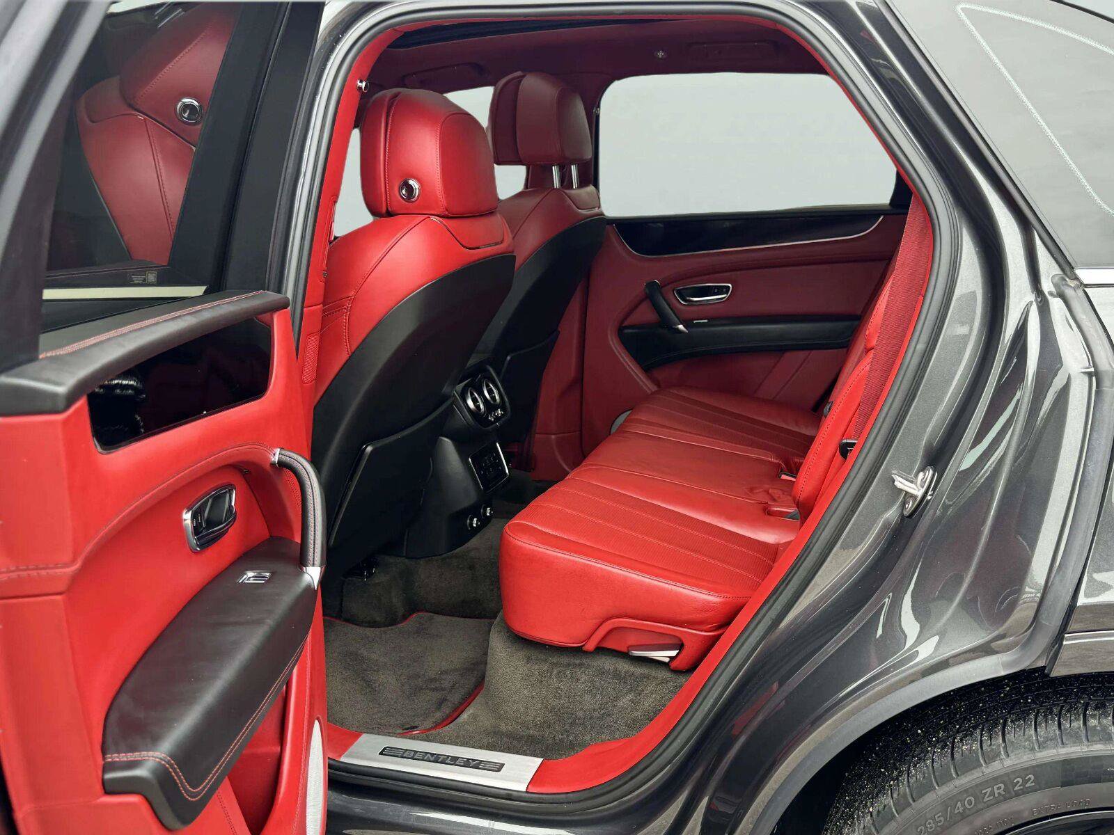 Used 2018 Bentley Bentayga AWD/4WD image 49