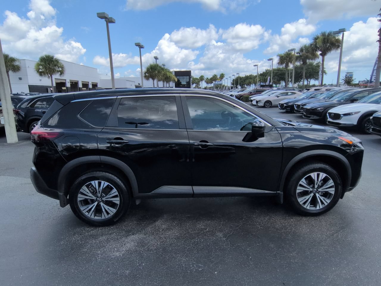 Used 2022 Nissan Rogue SV FWD image 3