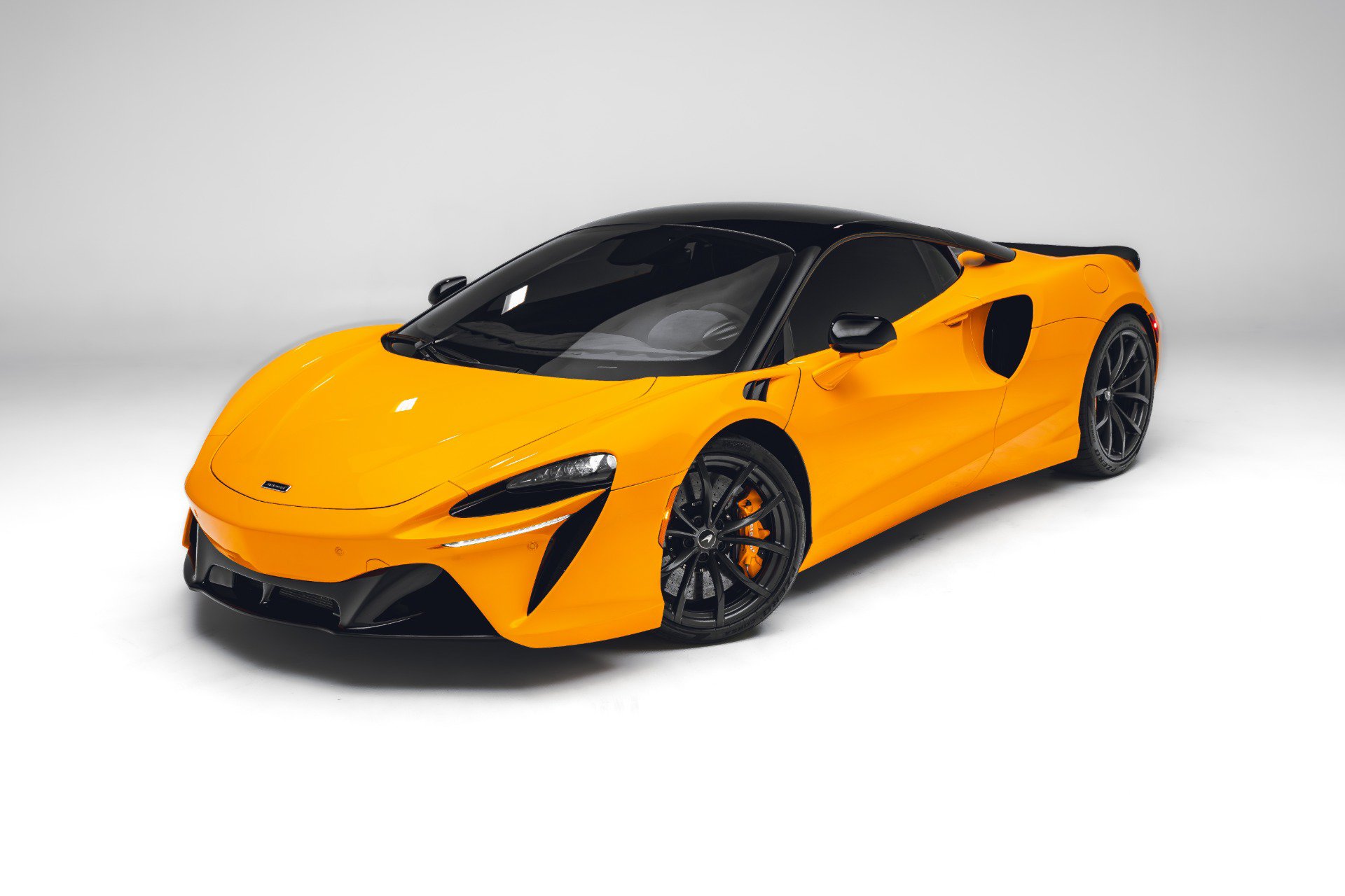 Used 2023 McLaren Artura RWD image 2
