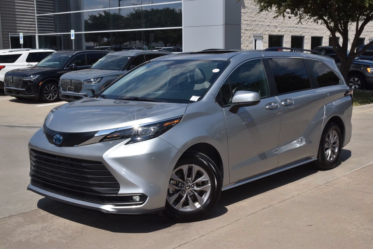 Used 2025 Toyota Sienna XLE FWD image 42