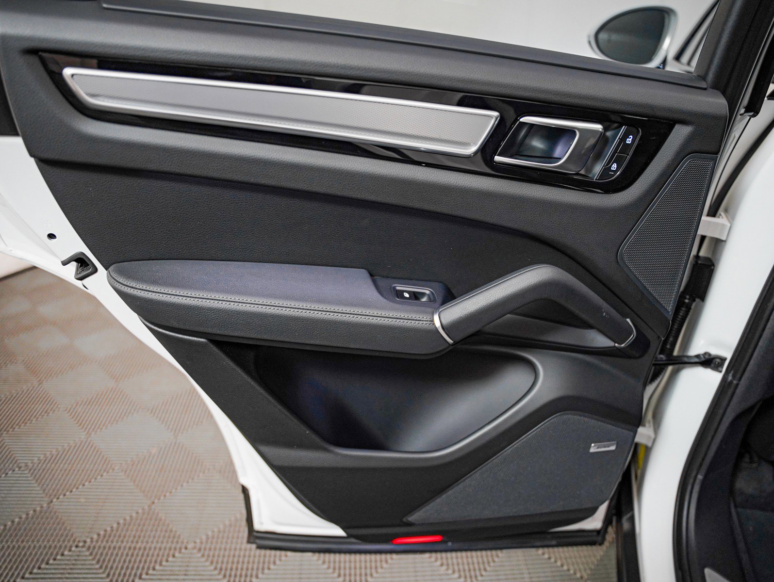 Certified 2022 Porsche Cayenne Platinum Edition w/ Premium Package Plus image 28