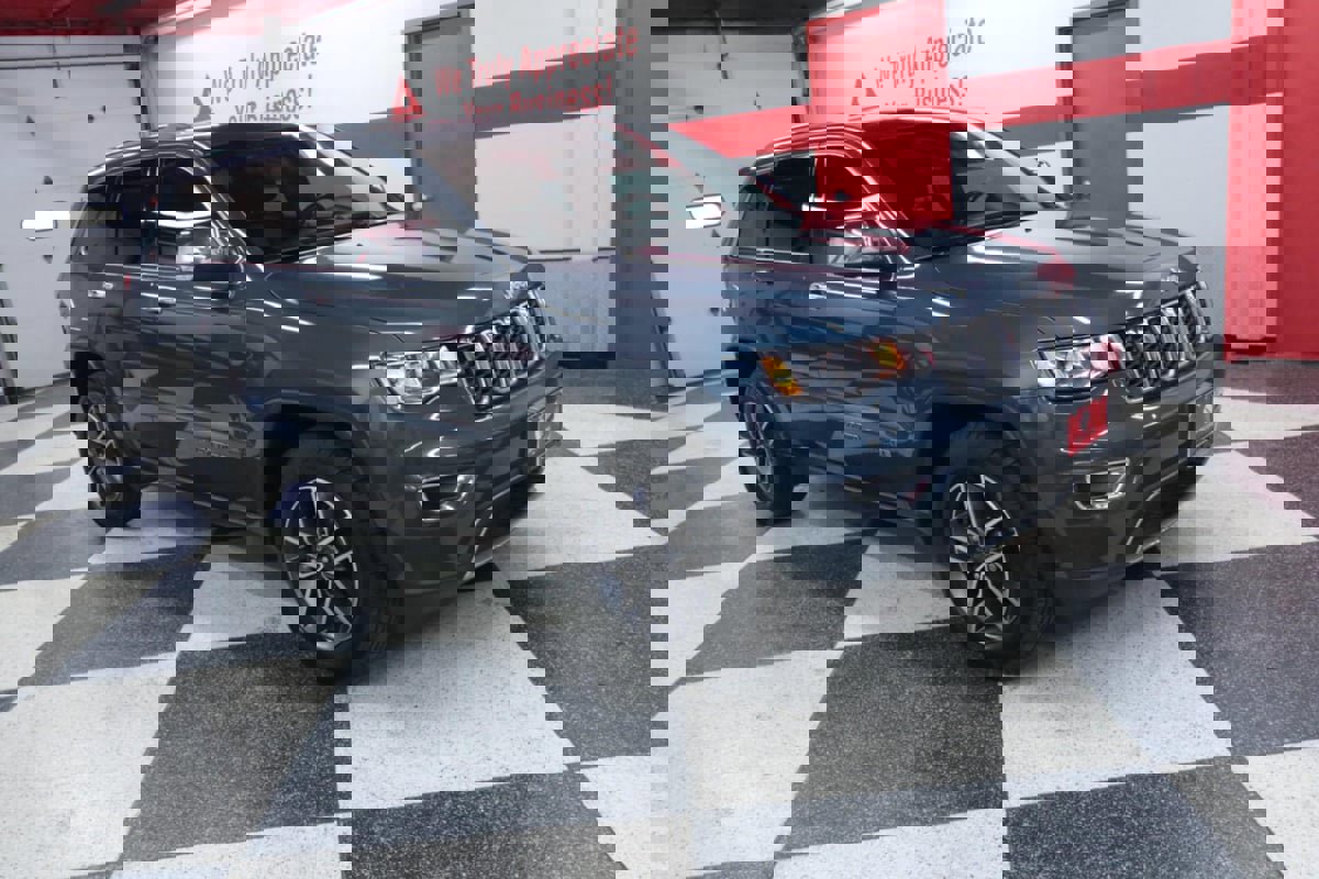 Used 2021 Jeep Grand Cherokee Limited image 3