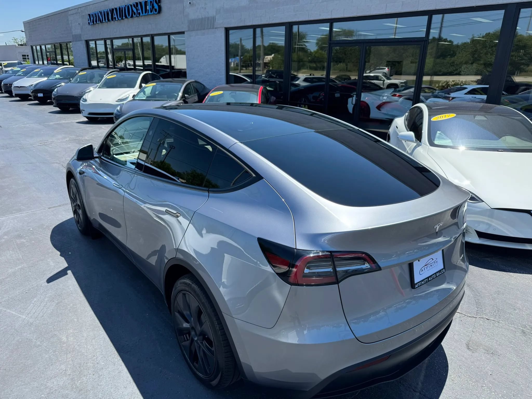 Used 2024 Tesla Model Y Long Range AWD/4WD image 7