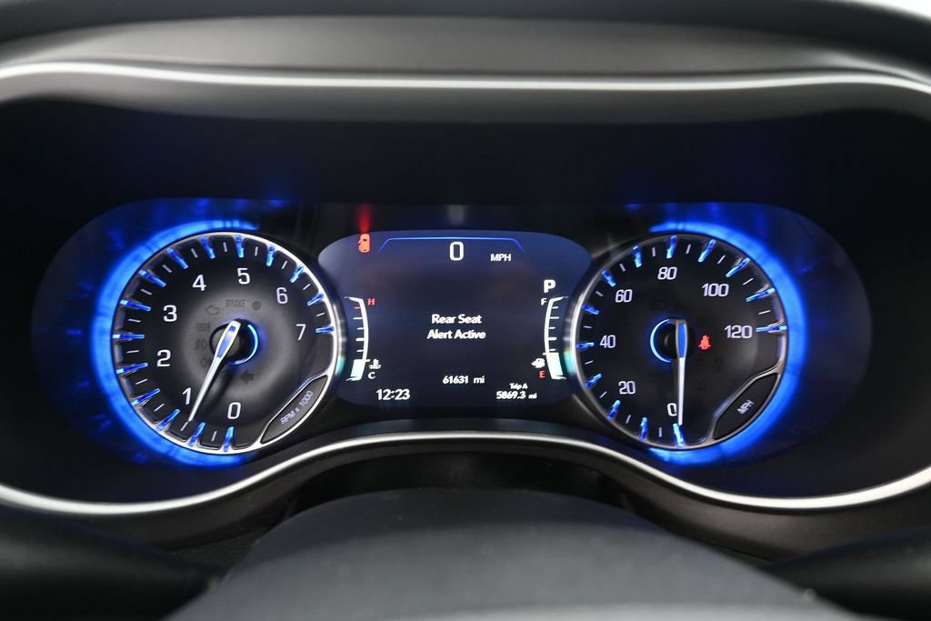 Used 2023 Chrysler Pacifica Touring-L FWD image 9
